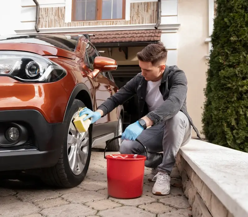 Lavage auto à domicile Saint-Amandin : professionnel intervenant sur un véhicule